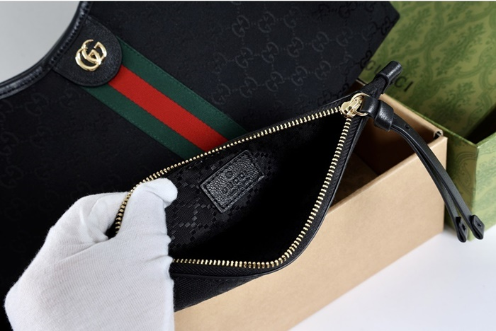 구찌 여성 GG 엠블럼 라지 토트백 ‎860845