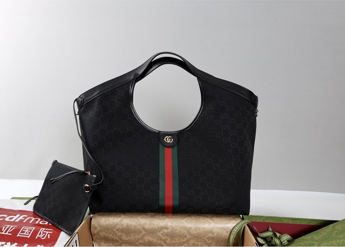 구찌 여성 GG 엠블럼 라지 토트백 ‎860845