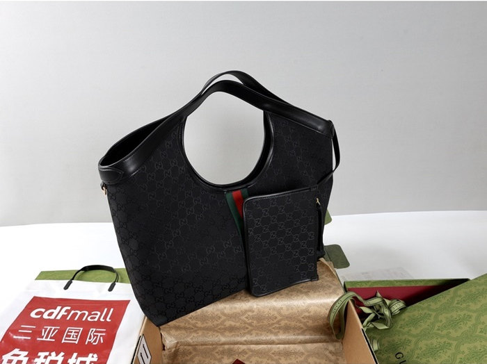 구찌 여성 GG 엠블럼 라지 토트백 ‎860845