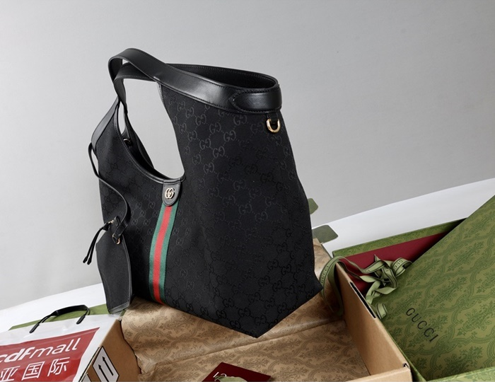 구찌 여성 GG 엠블럼 라지 토트백 ‎860845