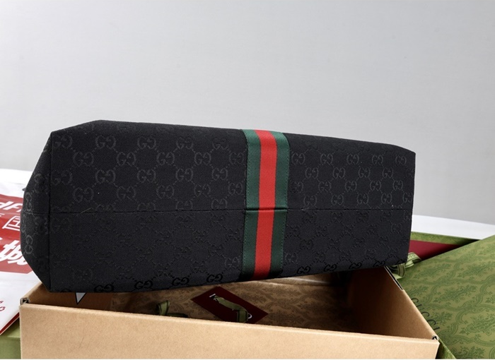 구찌 여성 GG 엠블럼 라지 토트백 ‎860845