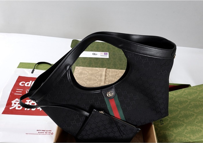 구찌 여성 GG 엠블럼 라지 토트백 ‎860845