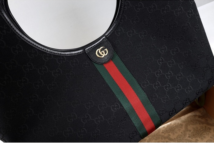 구찌 여성 GG 엠블럼 라지 토트백 ‎860845