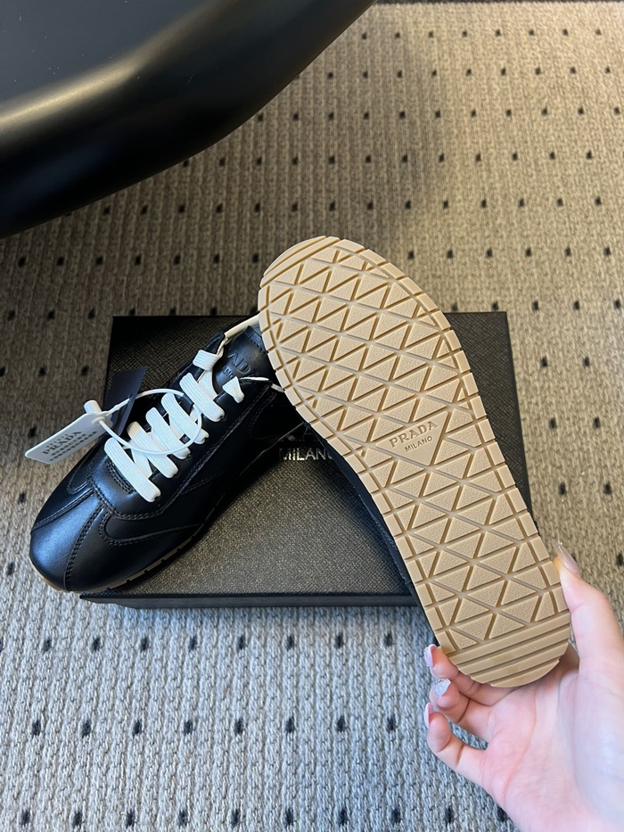 프라다 여성 나파 가죽 스니커즈 P01163716_BK