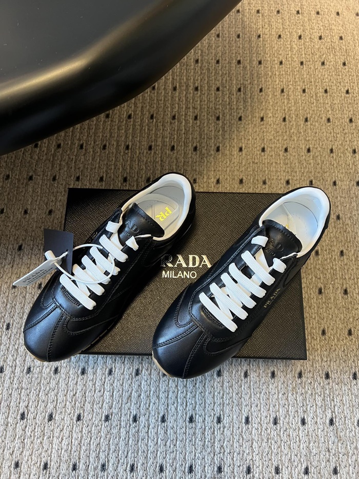 프라다 여성 나파 가죽 스니커즈 P01163716_BK