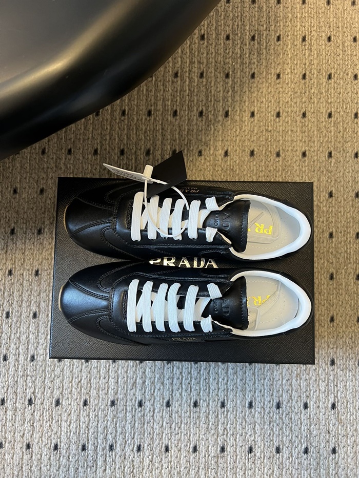 프라다 여성 나파 가죽 스니커즈 P01163716_BK