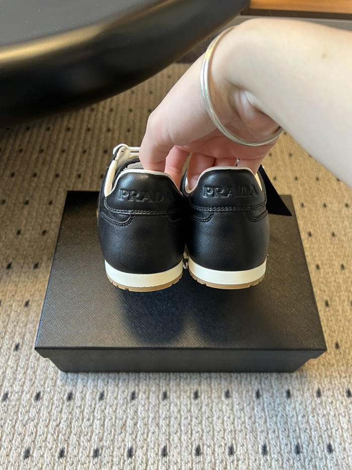 프라다 여성 나파 가죽 스니커즈 P01163716_BK