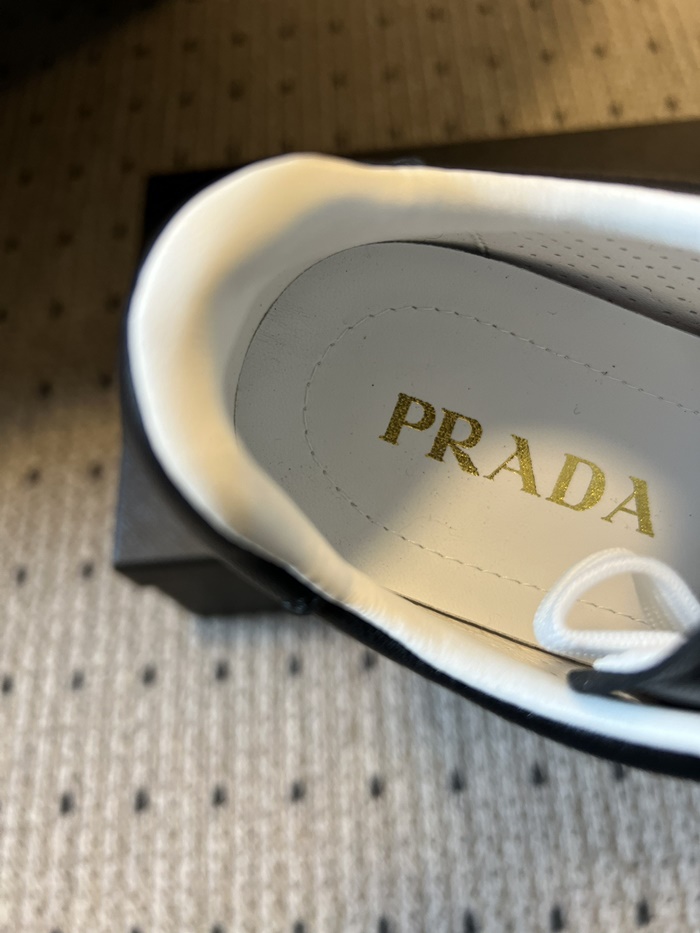 프라다 여성 나파 가죽 스니커즈 P01163716_BK