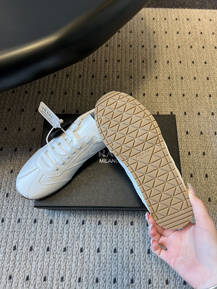 프라다 여성 나파 가죽 스니커즈 P01163716_WH