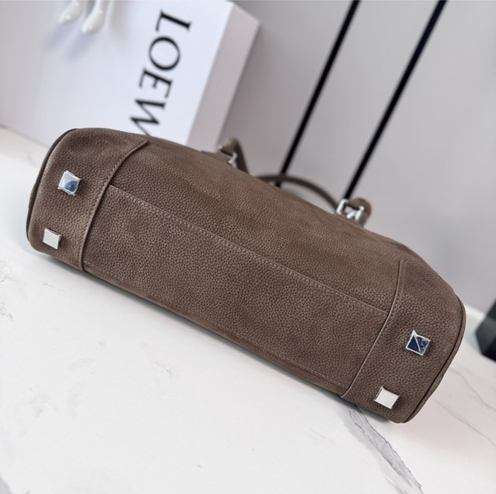 로에베 여성 아마조나 31 크롭 백 A039N31X04_BR