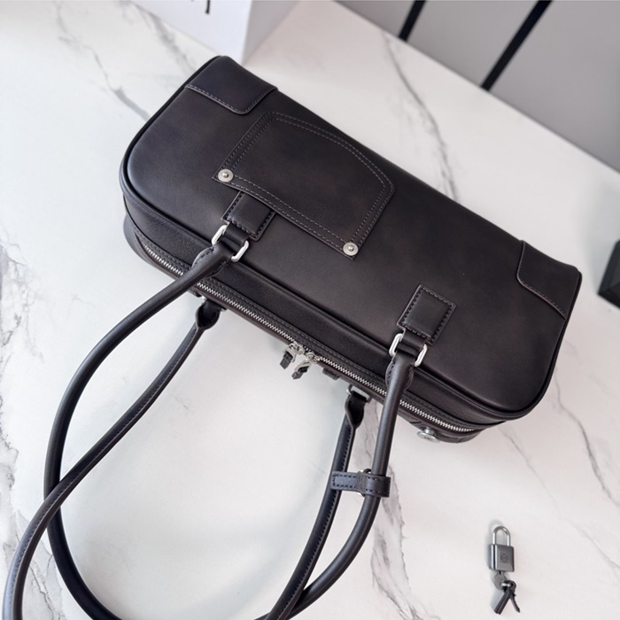 로에베 여성 판타 아마조나 31 크롭 백 A039N31X02_BR