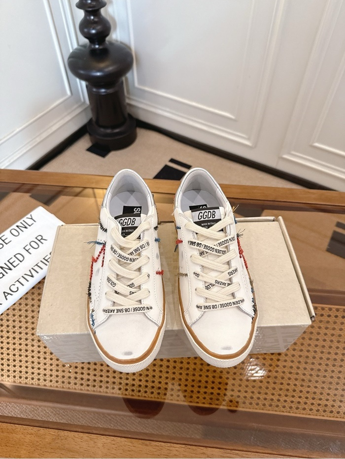 골든구스 공용 퍼포레이티드 메탈릭 레더 힐탭 슈퍼스타 GWF00843