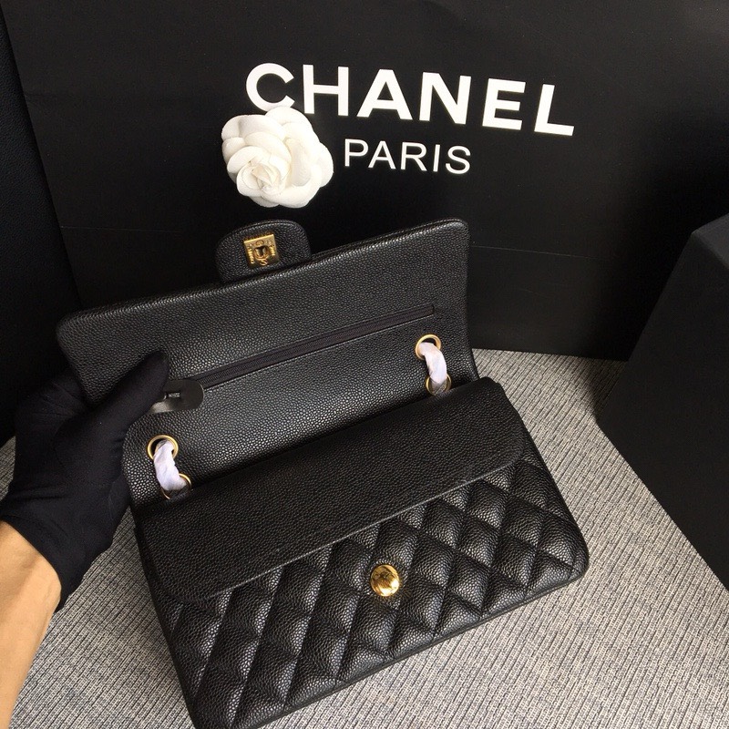 샤넬 미디움 클래식 플랩백 블랙 캐비어 카프스킨 금장 A01112