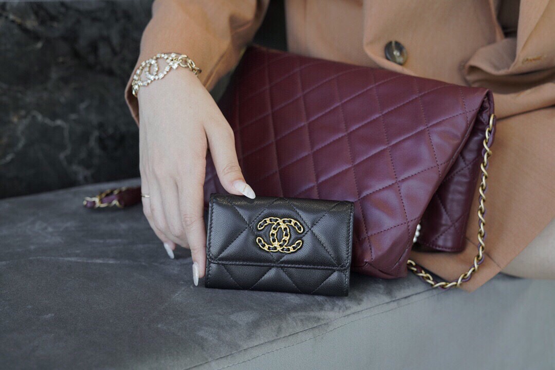 샤넬 19 플랩 카드지갑 램스킨 금장 블랙 AP1790