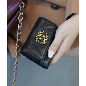 샤넬 19 플랩 카드지갑 램스킨 금장 블랙 AP1790