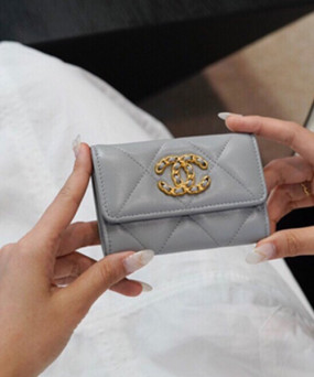 샤넬 19 플랩 카드지갑 램스킨 금장 소라 AP1790