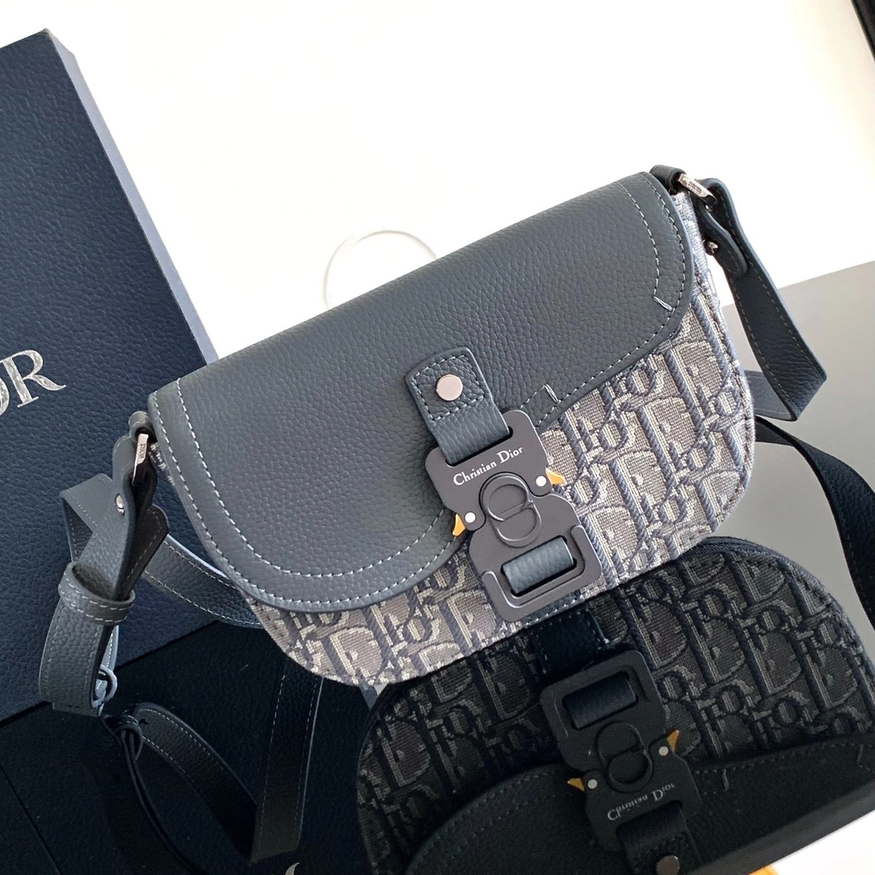 디올 새들 스트랩 파우치 메신저백 2ADCA435YKS_H12E