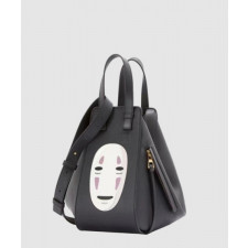 로에베 새틴 카프스킨 소재의 해먹 컴팩트 백