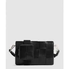 보테가베네타 다양하게 활용할 수 있는 스트랩을 갖춘 카세트 741777