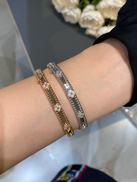 Van Cleef & Arpels 반클리프아펠 네이밍 빼를리 뱅글 팔찌