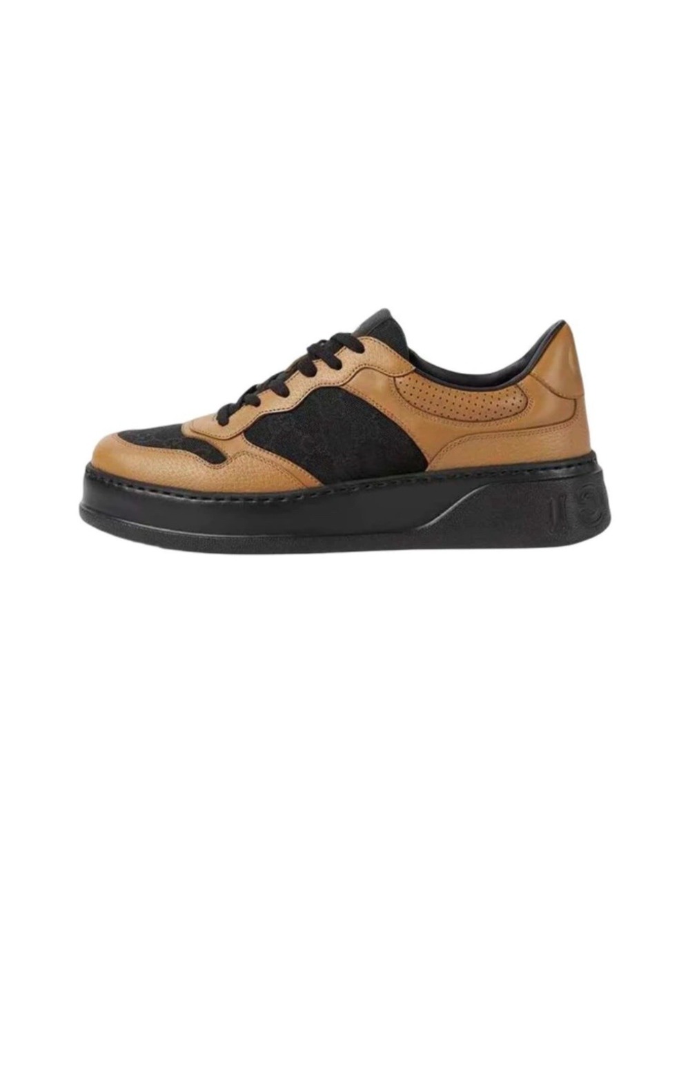 구찌 GG 엠보스 스니커즈 669582