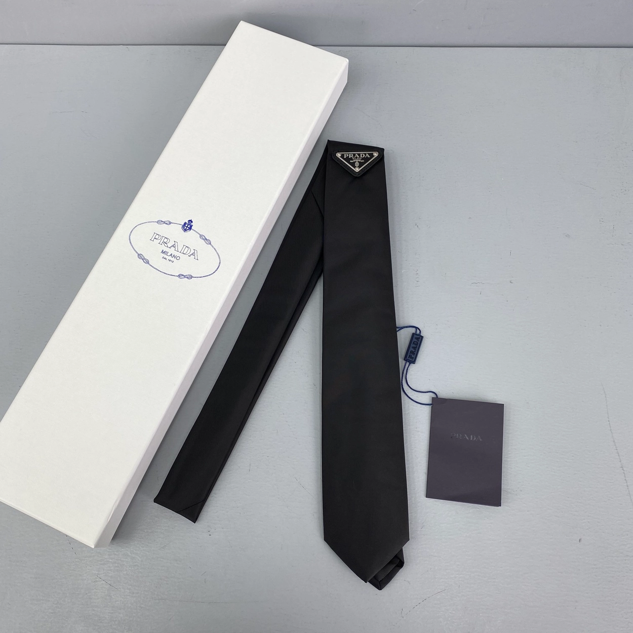 프라다 삼각 로고 넥타이