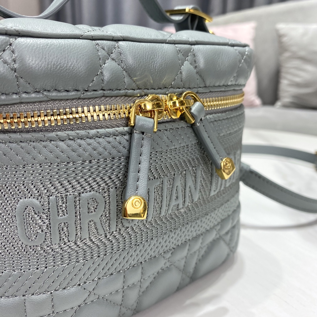 디올 레이디 트래블 베니티 케이스 그레이