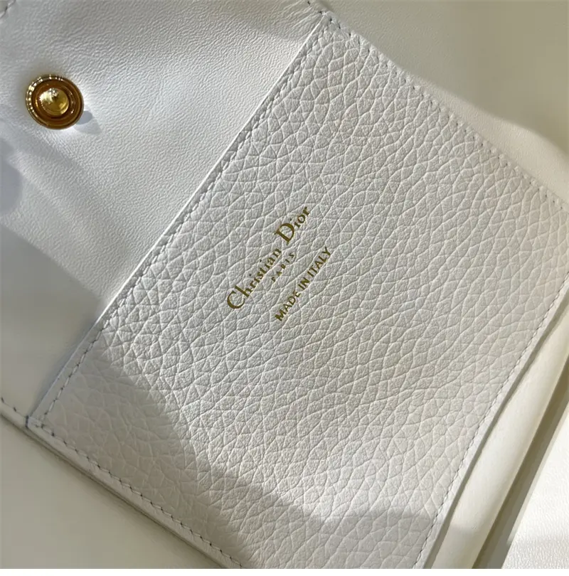 디올 시그니처 미듐 버킷백 라떼 그레인 송아지 가죽 2025 신상