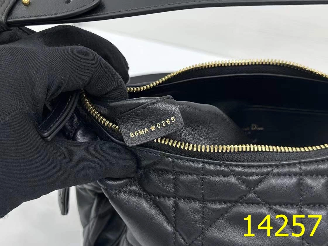 디올 D-Dream 미디엄 백 블랙 매크로까나쥬 양가죽 크기: 28 x 16 x 10cm (길이 x 높이 x 너비)