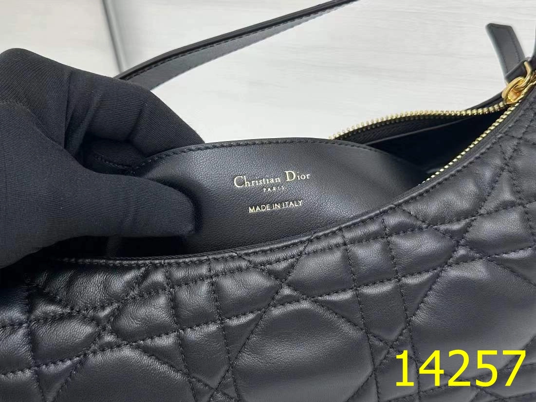 디올 D-Dream 미디엄 백 블랙 매크로까나쥬 양가죽 크기: 28 x 16 x 10cm (길이 x 높이 x 너비)