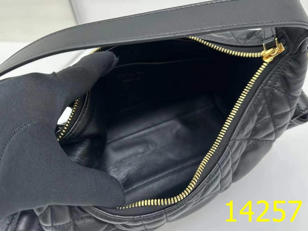 디올 D-Dream 미디엄 백 블랙 매크로까나쥬 양가죽 크기: 28 x 16 x 10cm (길이 x 높이 x 너비)