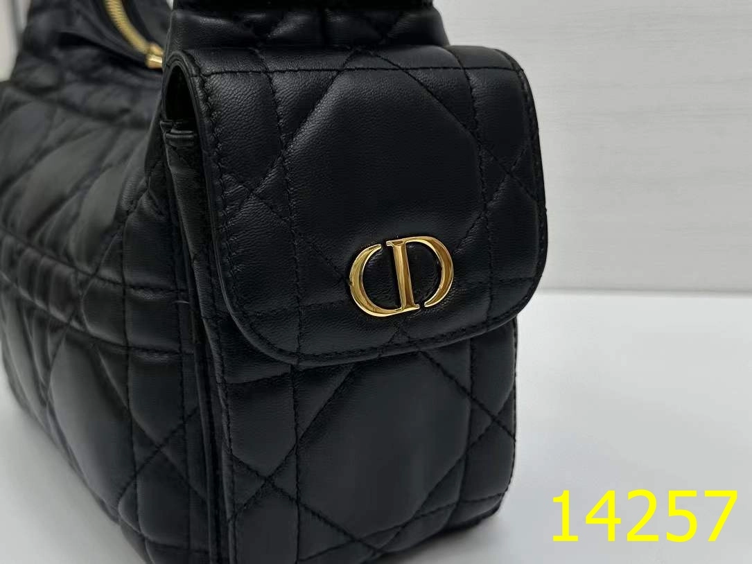 디올 D-Dream 미디엄 백 블랙 매크로까나쥬 양가죽 크기: 28 x 16 x 10cm (길이 x 높이 x 너비)