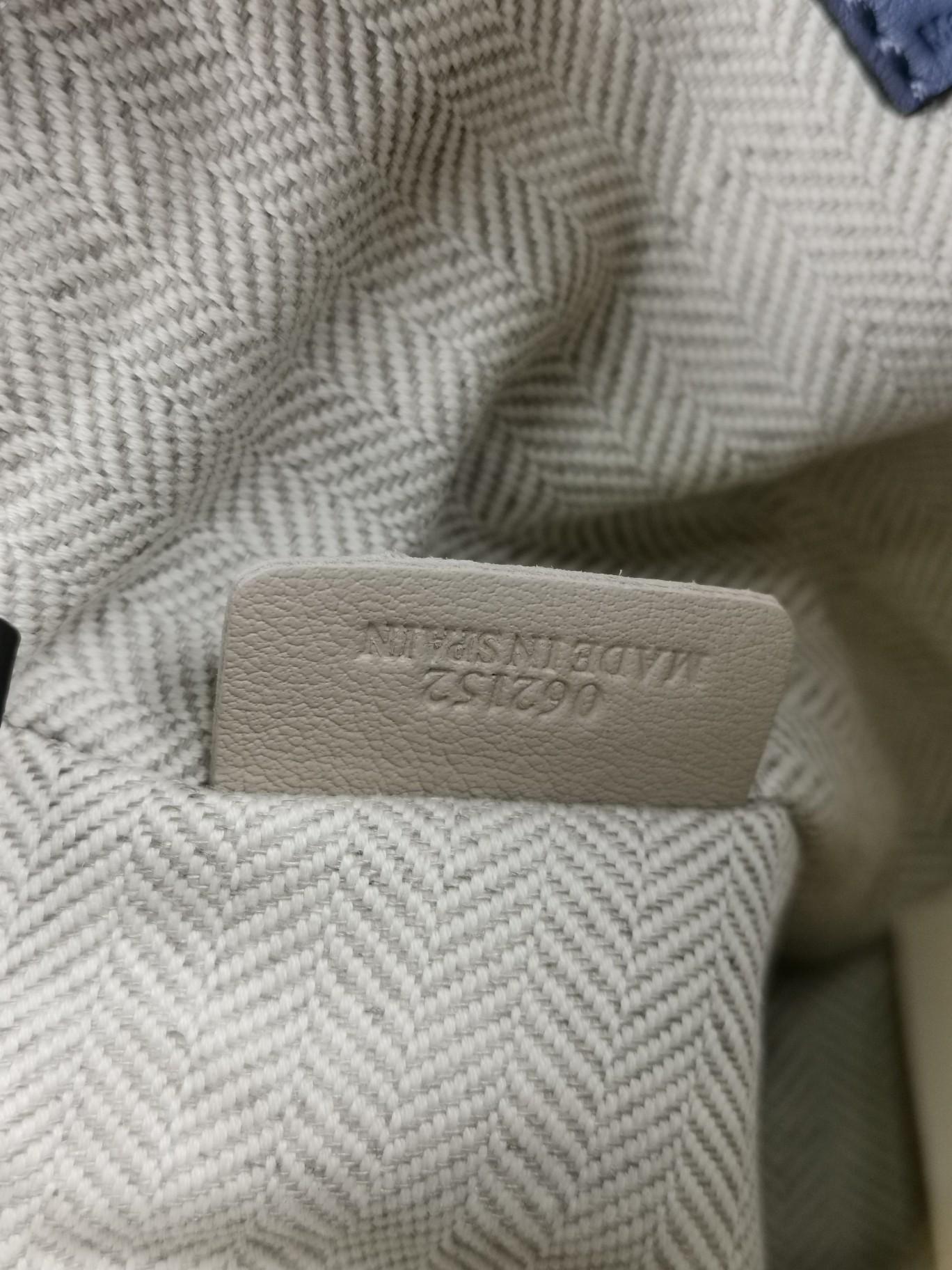 로에베 클래식 카프스킨 미니 퍼즐 백 블루