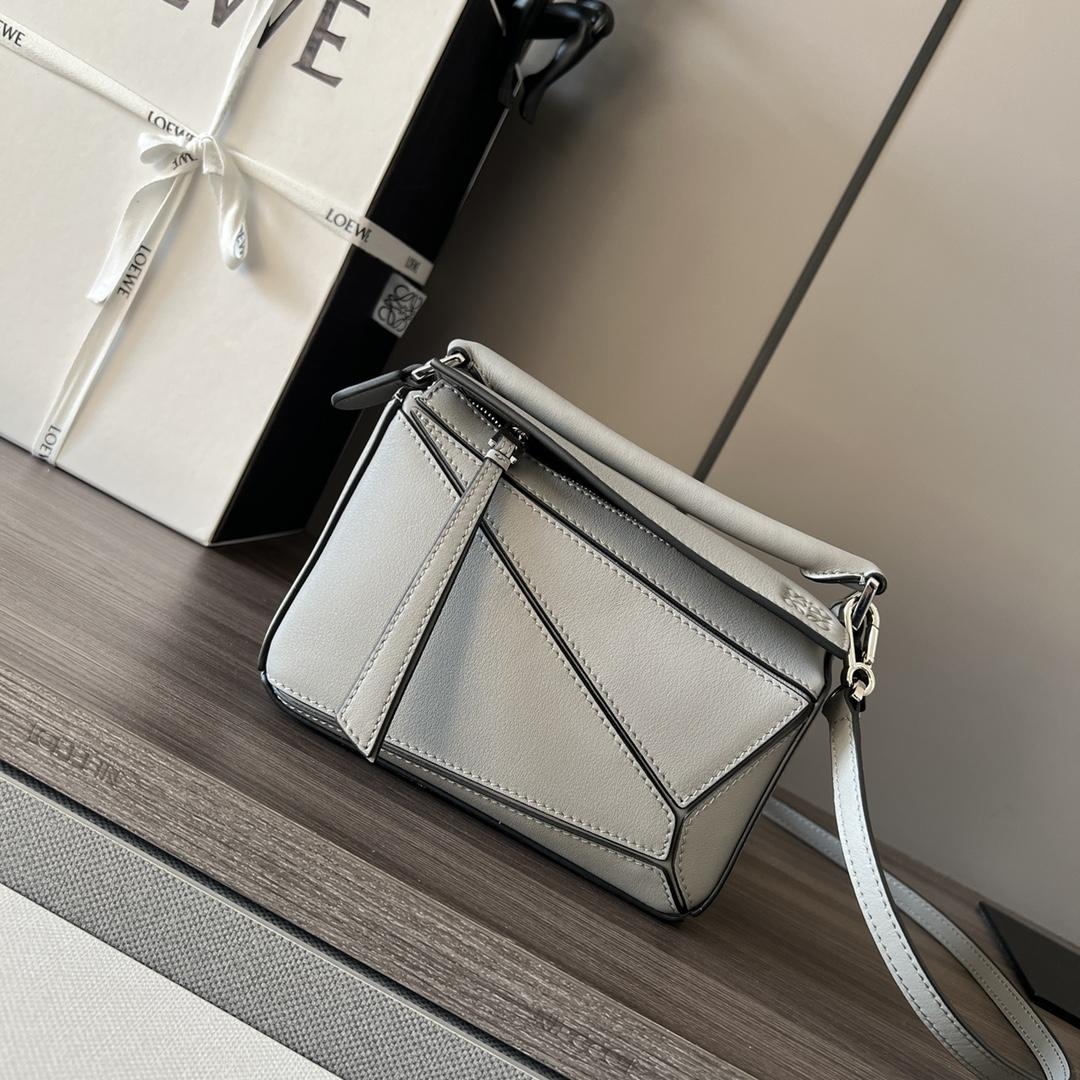 로에베 클래식 카프스킨 미니 퍼즐 백 그레이