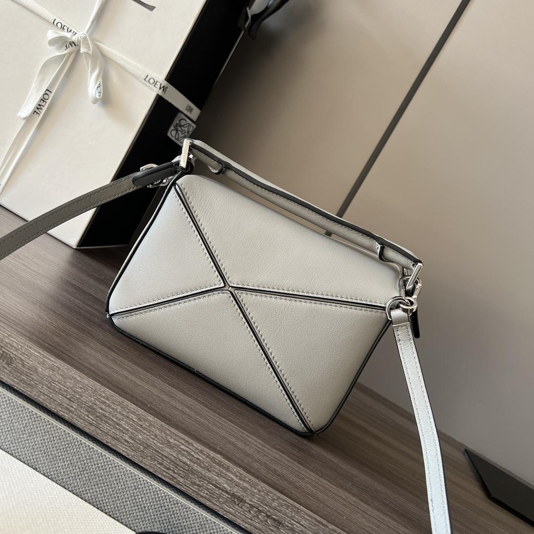 로에베 클래식 카프스킨 미니 퍼즐 백 그레이