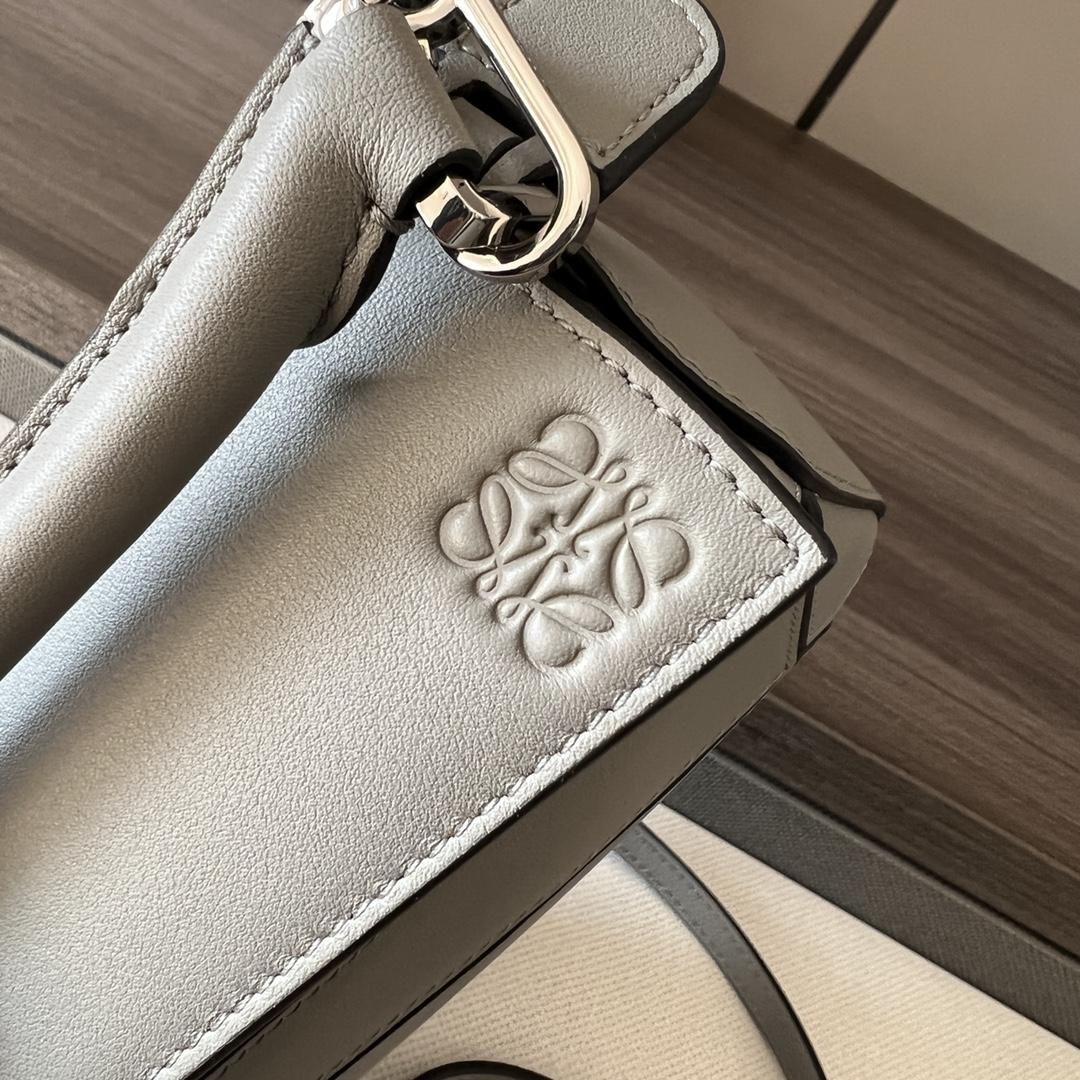 로에베 클래식 카프스킨 미니 퍼즐 백 그레이