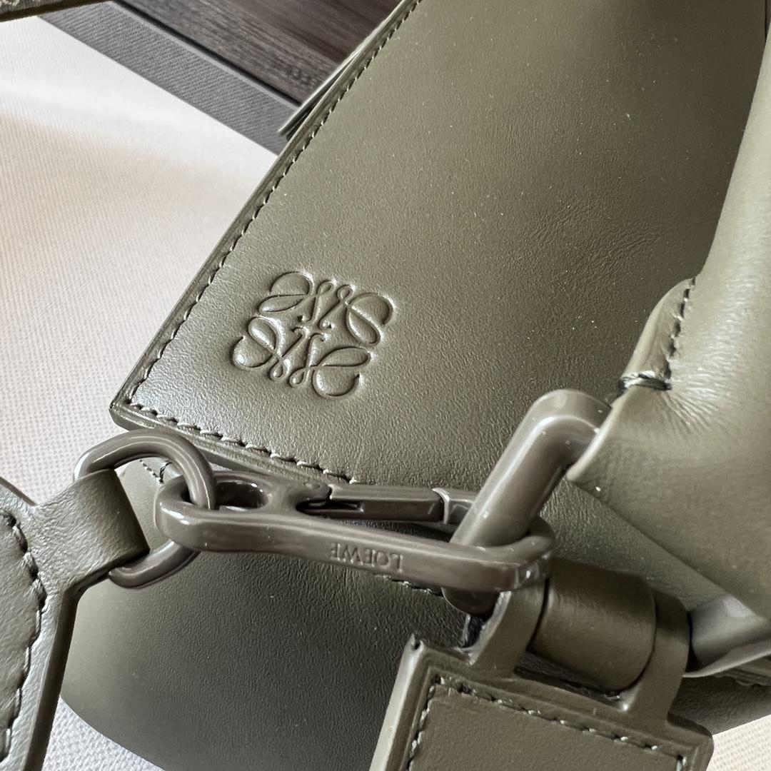 로에베 사틴 스몰 퍼즐 엣지 백 카키