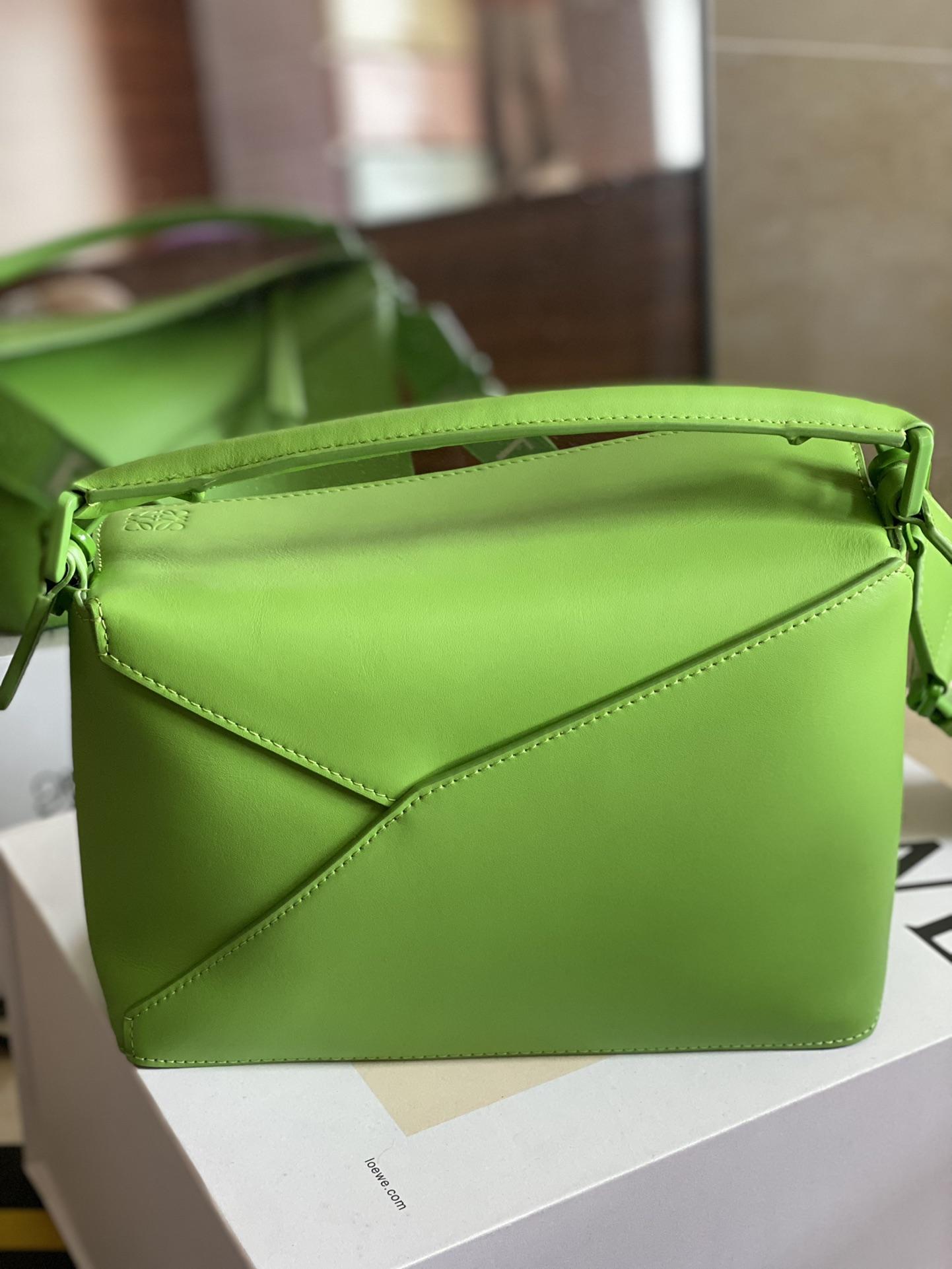 로에베 사틴 스몰 퍼즐 엣지 백 그린