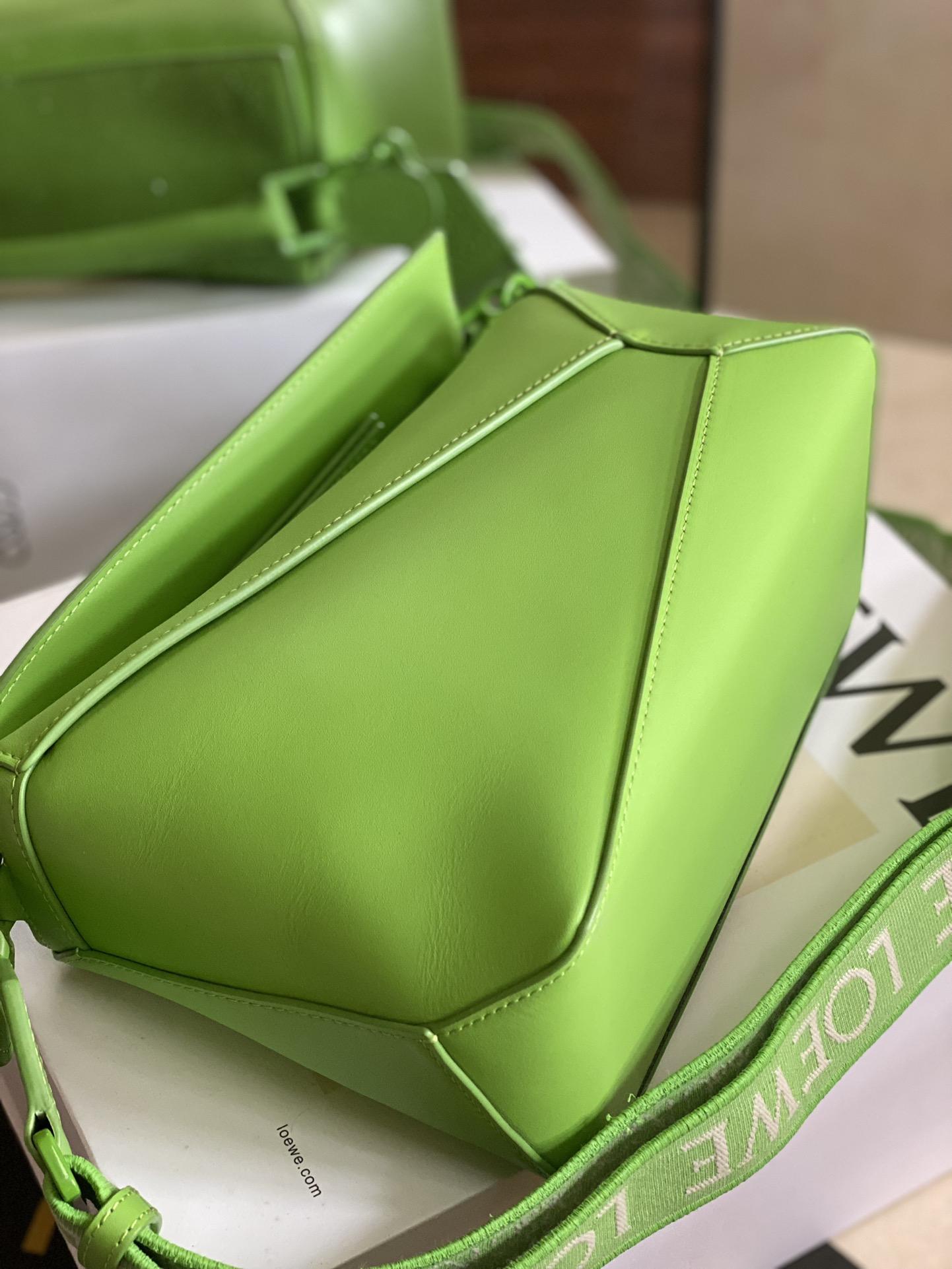 로에베 사틴 스몰 퍼즐 엣지 백 그린