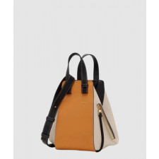 로에베 클래식 카프스킨 소재의 해먹 컴팩트 백