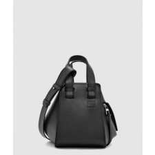 로에베 클래식 카프스킨 소재의 해먹 컴팩트 백