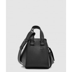 로에베 클래식 카프스킨 소재의 해먹 컴팩트 백