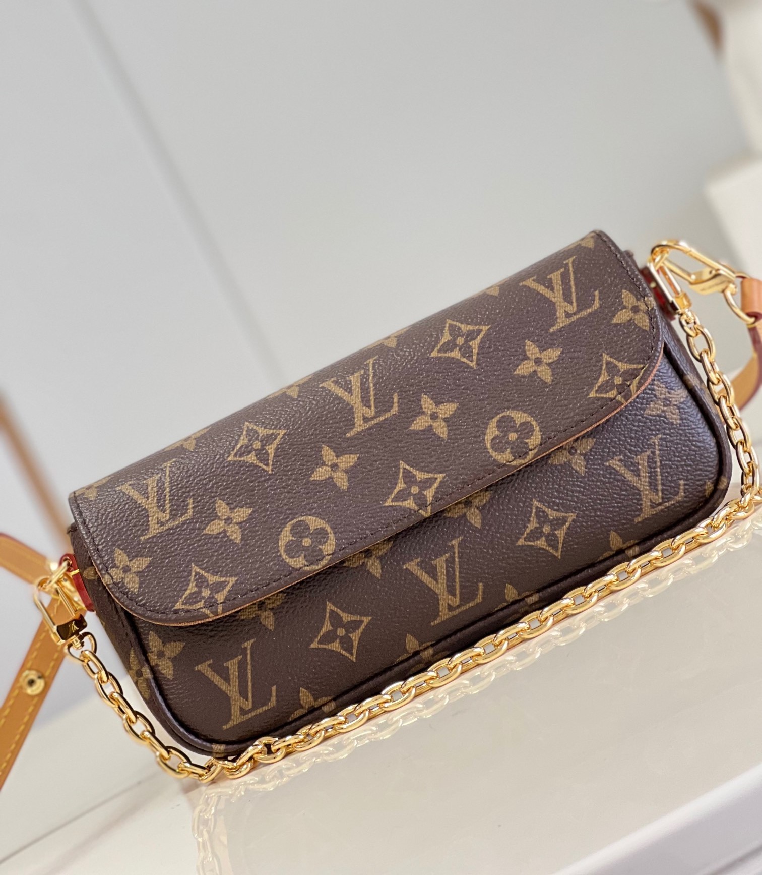 루이비통 월릿 온 체인 아이비 백 M81911