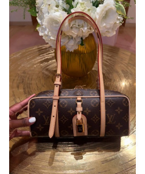 루이비통 행 온 (Hang On) 26 x 11.5 x 6.5 cm