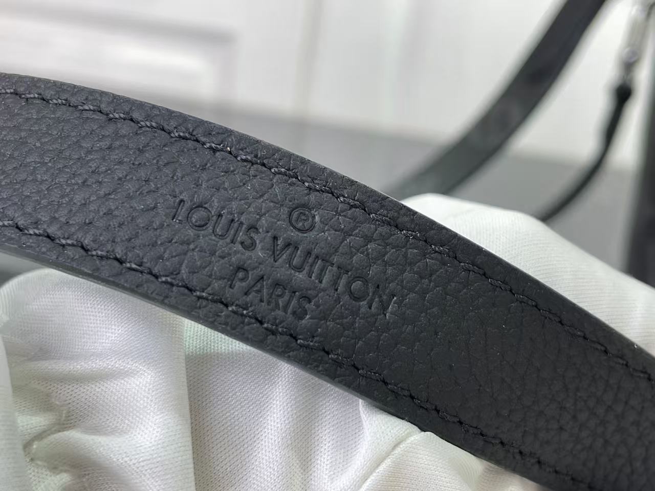 루이비통 네버풀 반둘리에 인사이드 아웃 BB 26.5 x 16.5 x 11 cm