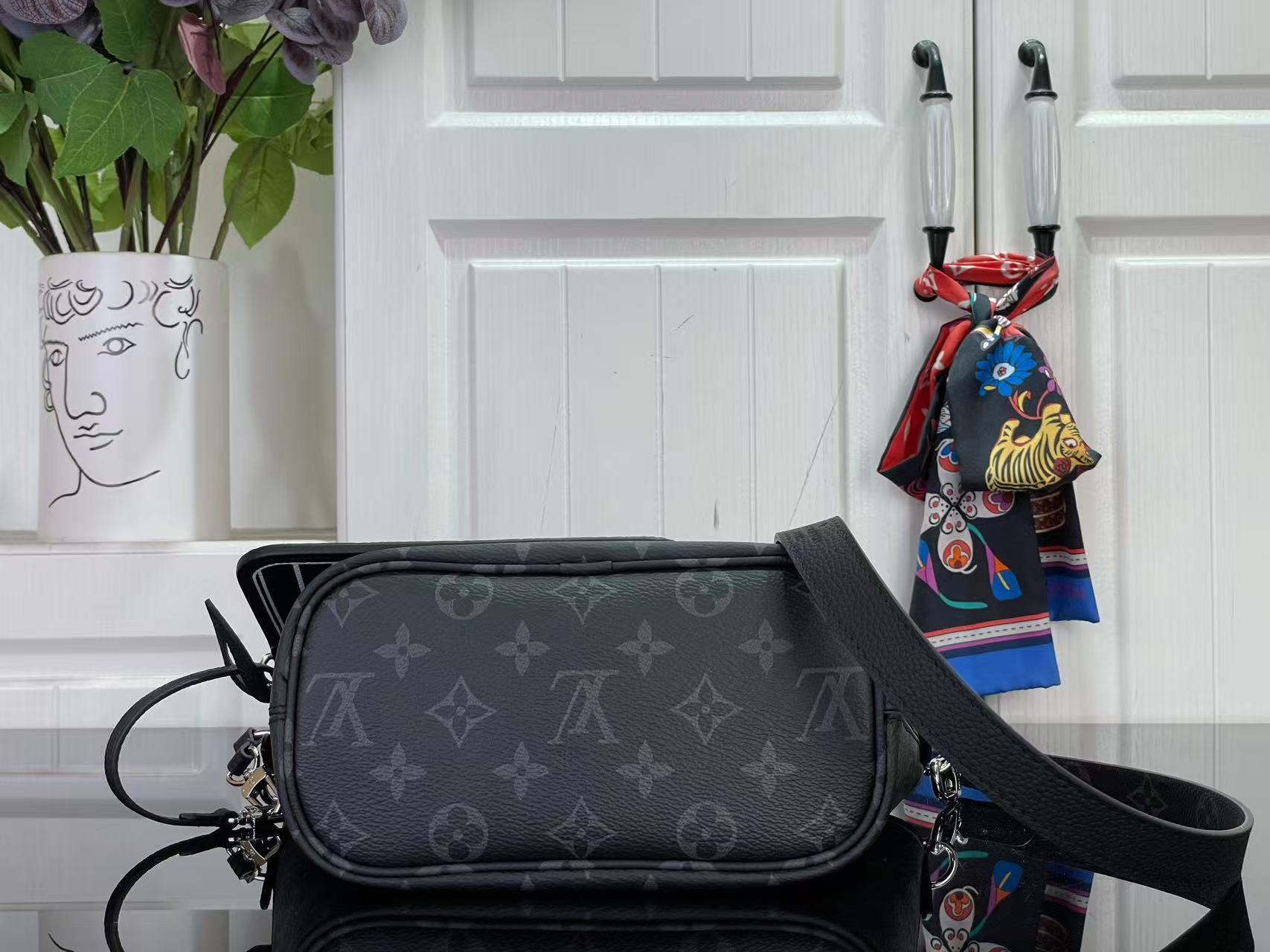 루이비통 네버풀 반둘리에 인사이드 아웃 BB 26.5 x 16.5 x 11 cm