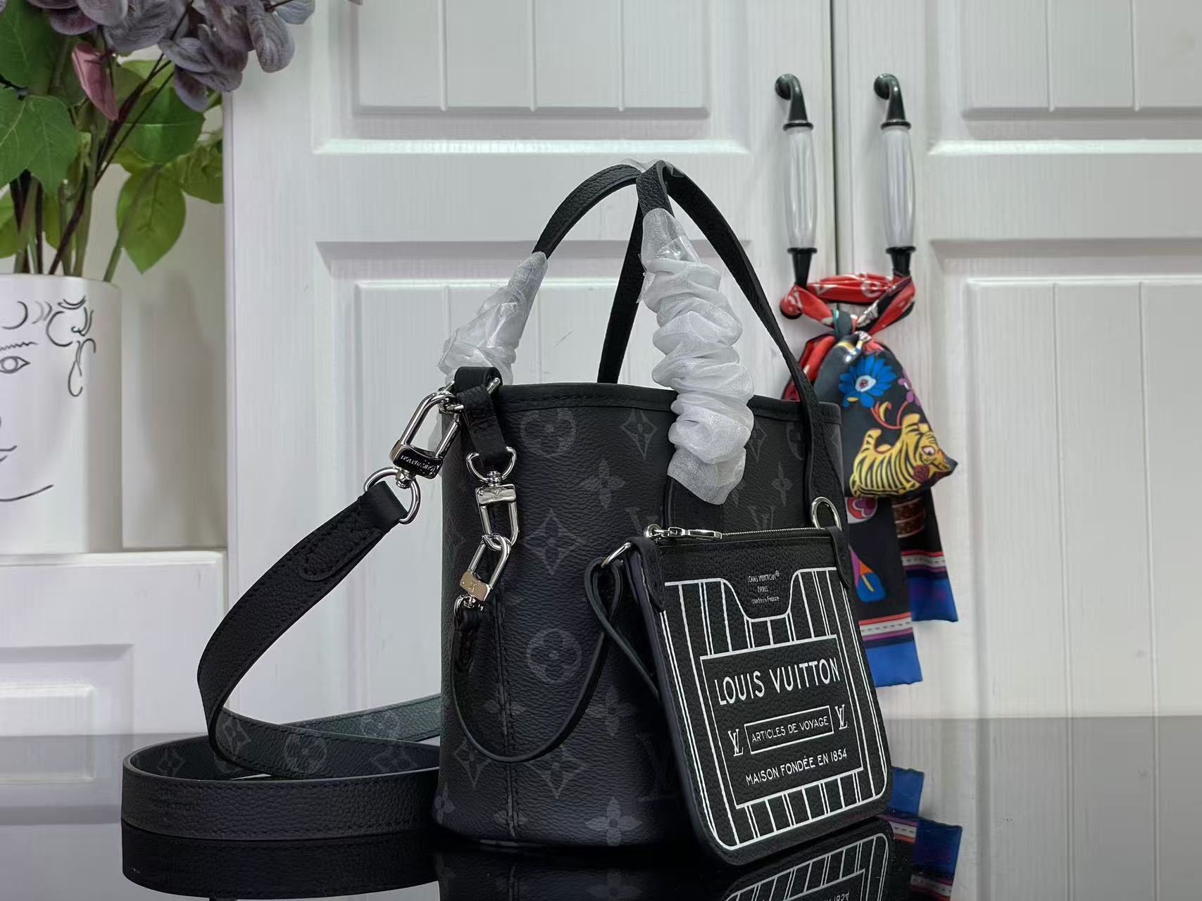 루이비통 네버풀 반둘리에 인사이드 아웃 BB 26.5 x 16.5 x 11 cm