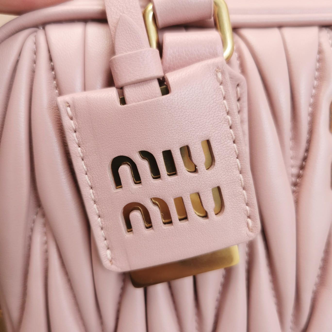 미우미우 미디엄 아르카디 마테라쎄 나파 가죽백 핑크