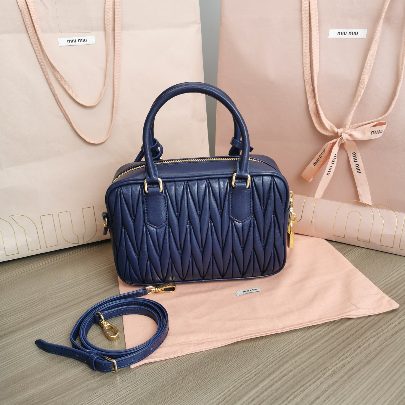 미우미우 미디엄 아르카디 마테라쎄 나파 가죽백 블루