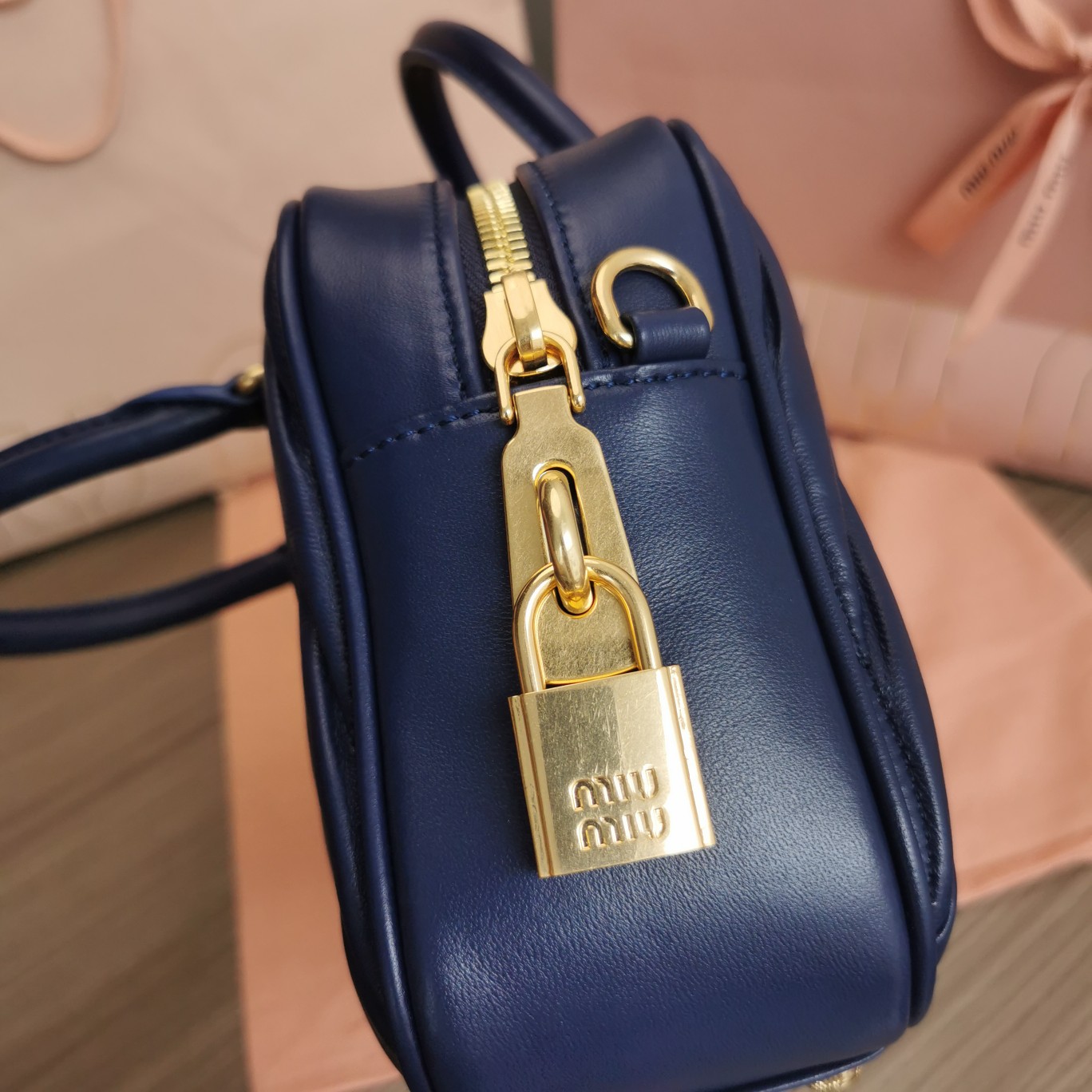 미우미우 미디엄 아르카디 마테라쎄 나파 가죽백 블루